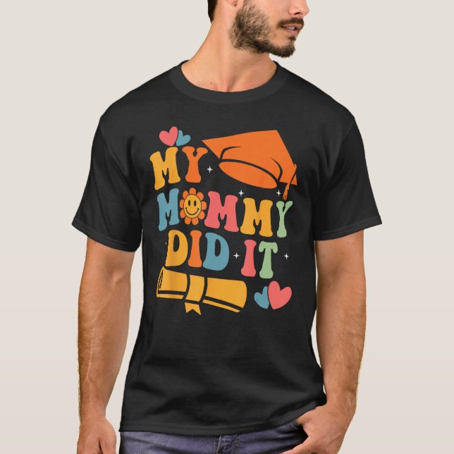 My Mommy Did It Graduation Graduated Mom Proud Chi T Shirt (Framsida)