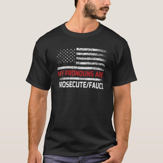 My Pronouns Are Prosecute Fauci US Flag Funny Poli T Shirt (Framsida)
