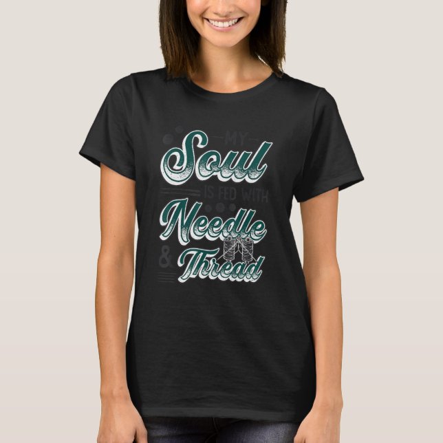 My Soul Is Fed With Needle And Thread Quilting Sew T Shirt (Framsida)