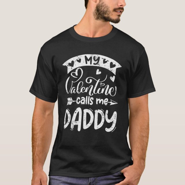 My Valentine Calls Me Daddy Valentines Day Matchin T Shirt (Framsida)