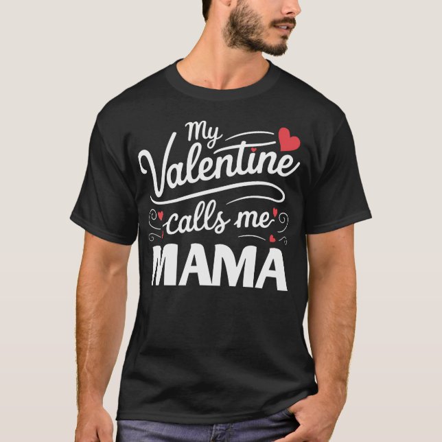 My Valentine Calls Me Mama Retro Groovy Valentines T Shirt (Framsida)