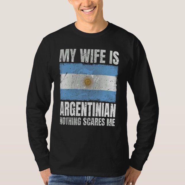 My Wife Is Argentinian Nothing Scares Me Argentina T Shirt (Framsida)