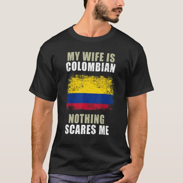 My Wife Is Colombian Nothing Scares Me T Shirt (Framsida)