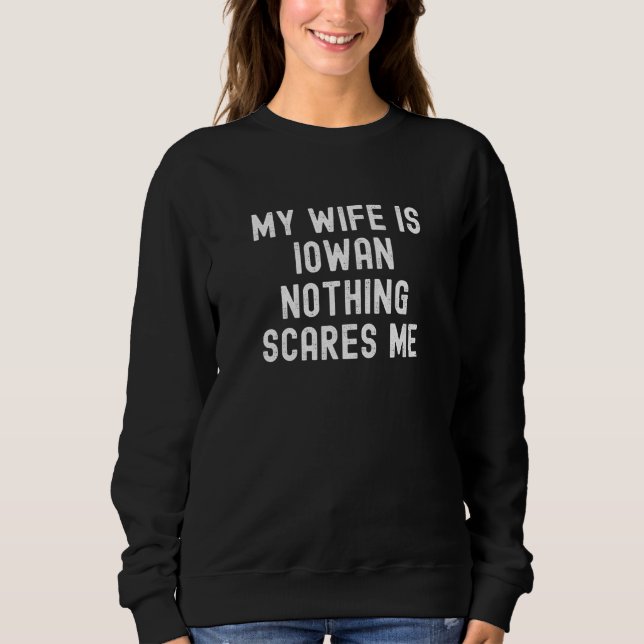 My Wife Is Iowan Nothing Scares Me T Shirt (Framsida)