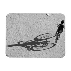Myanmar, Bagan, Ung pojke som kör en stor cykel oc Magnet