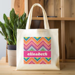 Mycket färgstark Chevron Mönster med Namn Tygkasse<br><div class="desc">Ett fet,  grafiskt slimmad sag-mönster i söt,  glad färg. Denna färgstarka design finns på många populära fodral stilar. Om du behöver göra ändringar i teckningen klickar du på knappen Anpassa den och gör ändringar.</div>