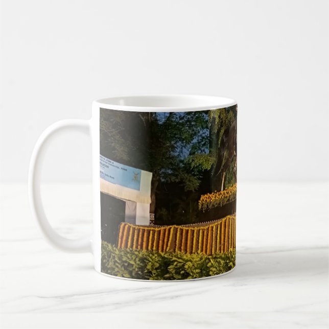 Mycket fin design på kaffemugg (Vänster)
