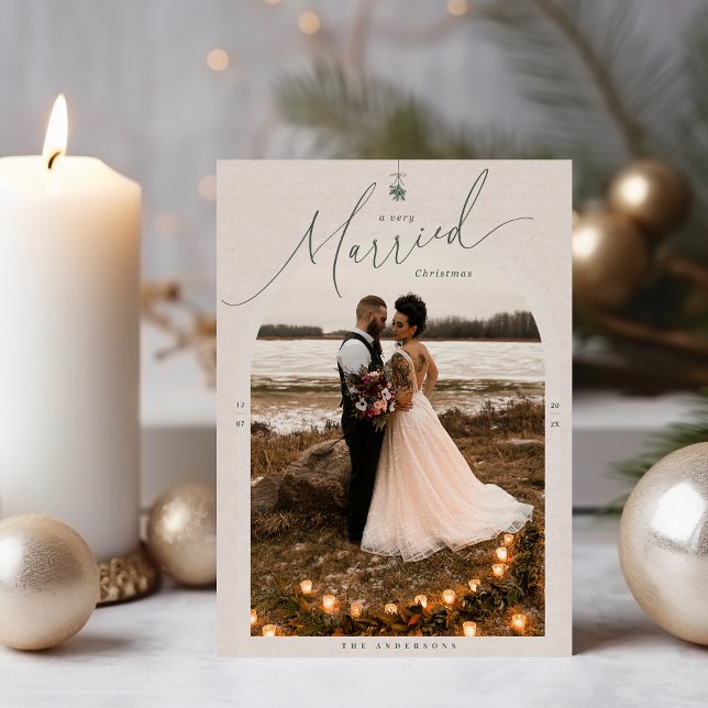 Mycket giftigt nytt julfotkort julkort (A Very Married Christmas photo Christmas card for newlyweds mockup shown with candles and ornaments )
