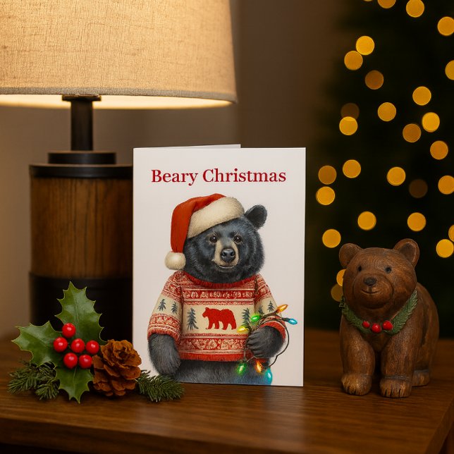 Mycket glad julkort helgkort (Beary Christmas card with cute black bear in sweater, Santa hat, and lights kids holiday card design)