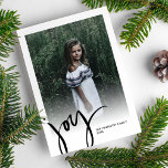 Mycket Joy Helgdag Photo Jul Blommigt Botanicals Julkort<br><div class="desc">Fira säsongen med det här vackra kortet med ditt foto med handskriften ord JOY. Baksidan har en vattenfärg botaniskt mönster som ställs in mot ditt val av färg. Modern och djärv men ändå enkel och klassisk - perfekten för att leverera helgdag.</div>
