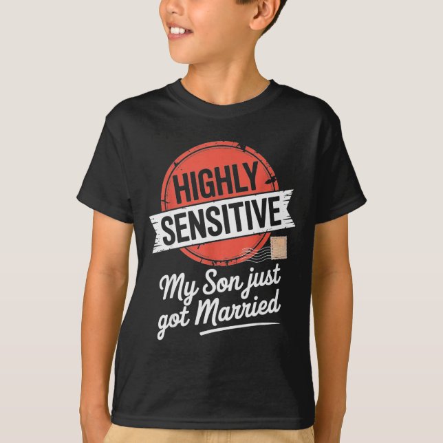 Mycket känslig Min son har precis gift sig  T Shirt (Framsida)