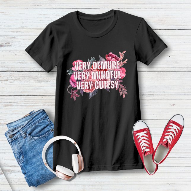 Mycket krävande, mycket uppmärksam, mycket känslig t shirt (Trending Very Demure, Very Mindful, Very Cutesy Viral Quote Floral Print Girly t-Shirt for Women)