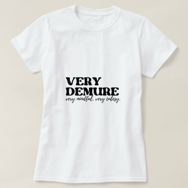 Mycket krävande, mycket uppmärksam, mycket kylig t shirt (Design framsida)