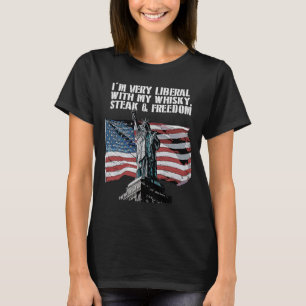 Mycket liberalt med min whisky 4:e juli-drickande t shirt