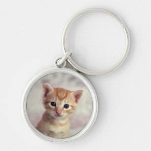 Mycket liten ljust rödbrun kattunge rund silverfärgad nyckelring