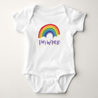Mycket liten mirakelregnbågebaby tee shirt