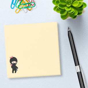 Mycket liten Ninja flicka på gult Post-it Block