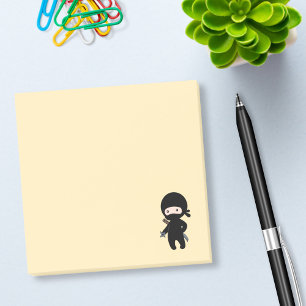 Mycket liten Ninja hållande kasta stjärna på gu Post-it Block