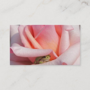 Mycket liten trädgroda i rosa rosvisitkort visitkort