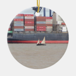Mycket liten yacht och enorm behållarefrakt julgransprydnad keramik