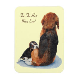 Mycket söt beagle puppy cuddling mamma magnet
