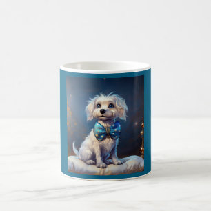 Mycket söt liten hund med blå fluga kaffemugg