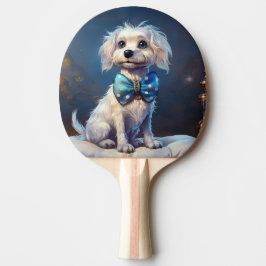 Mycket söt liten hund med blå fluga pingisracket