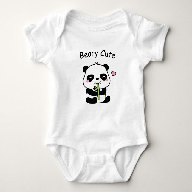 Mycket sött, litet pandabarn som mumsar på bambu t shirt (Framsida)
