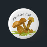 Mycology Kärlek Mushrum Plant Science Botanical Knapp<br><div class="desc">En mykologiknapp i kärlek,  som dekoreras med ett kluster av svampar i en grönt-skog i golv illustrerad med vattenfärg. En roligt gåva till alla som studerar svamp!</div>