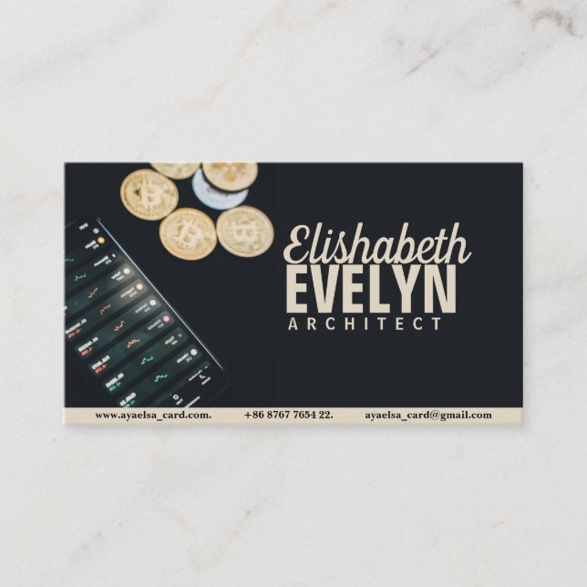 Mynt är utspridd nära smartphone med finans visitkort (Framsida)