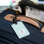 Mynta | Pastel Leopard Skriv ut Monogram Bagagebricka<br><div class="desc">Chicens bagagemärke med monogrammet är en mjukare pastellform som tar sig an trenden för djurtryck, med en grönt för blek vid mynta och en vit leopard i mönster. Anpassa med det första monogrammet och namn på framsidan och lägg till kontaktinformationen på baksidan med vita bokstäver på en kontrasterande djup träkolbakgrund....</div>