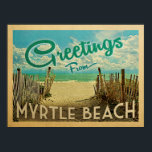 Myrtle Beach Vintage resor Poster<br><div class="desc">I den här vintagen från Myrtle Beach finns en sandstrand med vackra turkoshavet vatten och över havet,  ett blå himmel med giftiga vita moln. I vintage resor stil.</div>