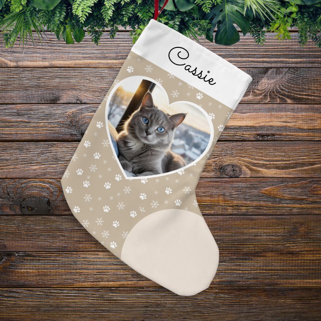 mysig husdjursfoto kräm jul liten julstrumpa (A Christmas stocking with snowflakes and pawprints, personalized with your cat's photo and name)