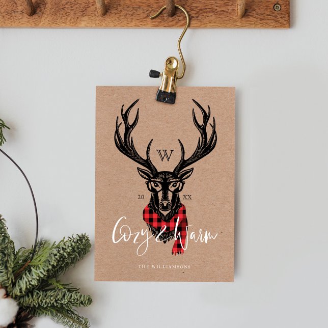 mysig och varm | Röd Buffalo-rutig renmonogram Julkort (Cozy & Warm | Red Buffalo Plaid Reindeer Monogram Holiday Card)
