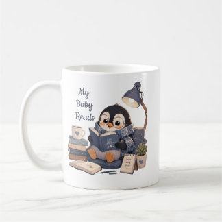 mysig pingvin som läser bok kaffemugg