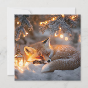 Mysig sovande räv under snöiga grenar Julkort