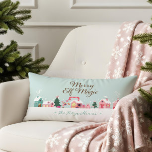 mysig tomte julverkstad by Pink Elf i North Pole Lumbarkudde