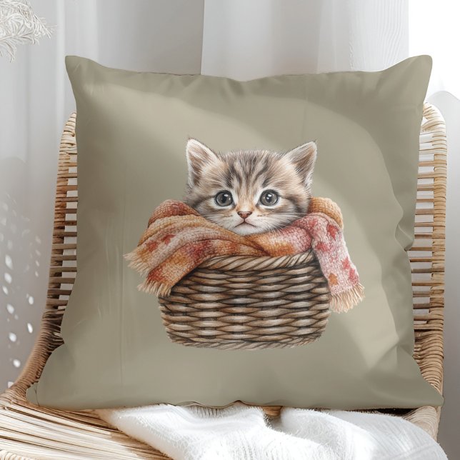 Mysiga Basket Cat Pillow - Olive Taupe Edition Kudde (Cozy Basket Cat Pillow – Olive Taupe Edition in a sunny boho rattan chair.)