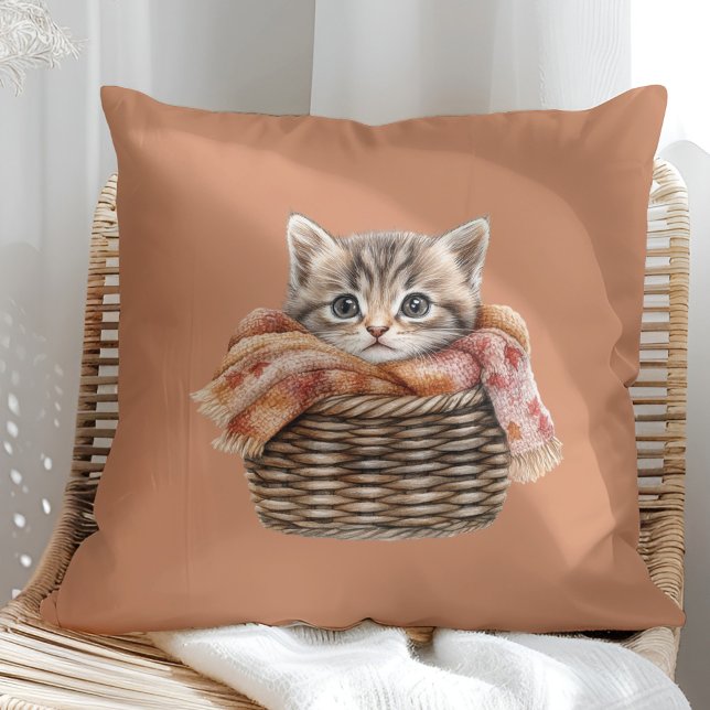 Mysiga Basket Cat Pillow - Terracotta Edition Kudde (Cozy Basket Cat Pillow – Terracotta Edition in a sunny boho rattan chair.)