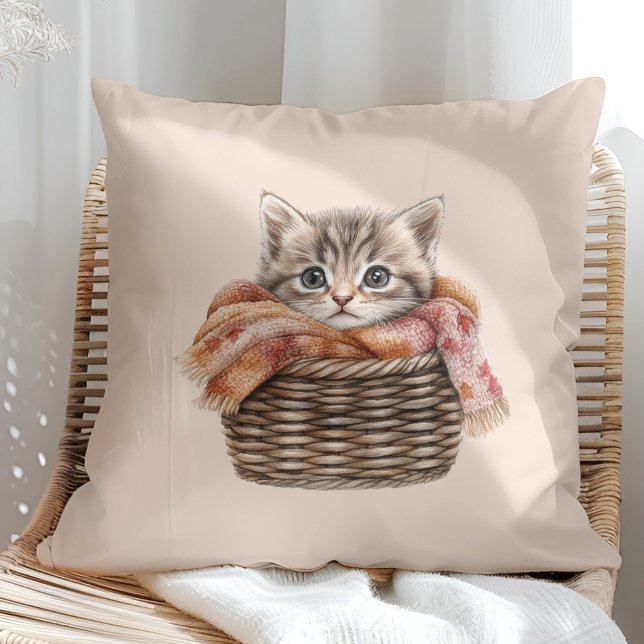 Mysiga Basket Cat Pillow - Warm Cream Edition Kudde (Cozy Basket Cat Pillow – Warm Cream Edition in a sunny boho rattan chair)