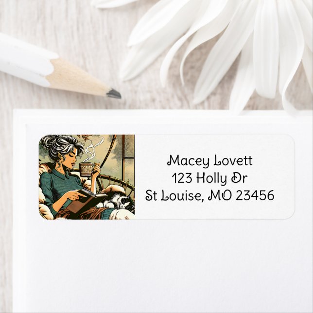 Mysiga Dam-läsning med kaffe och katt Returadress Etikett (Insitu)