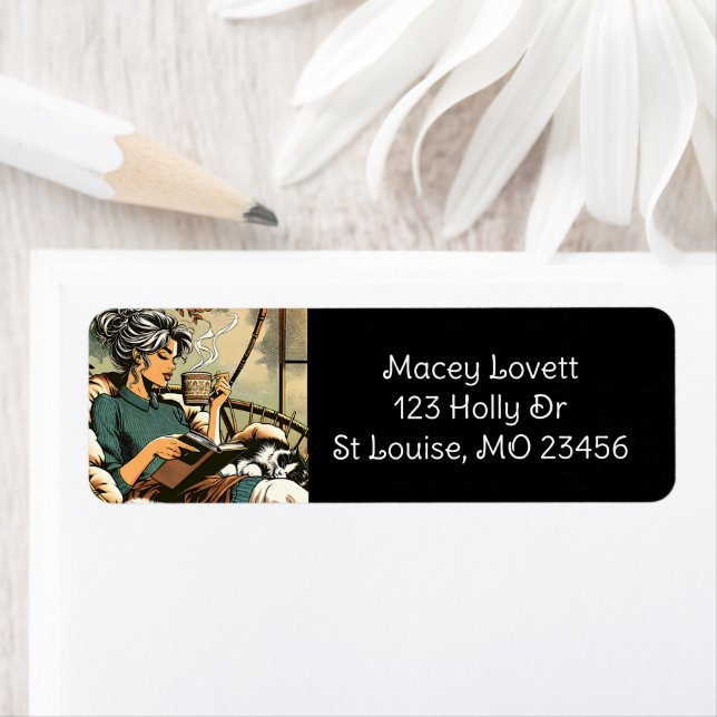 Mysiga Dam-läsning med kaffe och katt Returadress Etikett (Insitu)