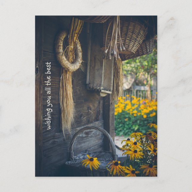 Mysiga land-stuga med gula blommor helg vykort (Framsida)