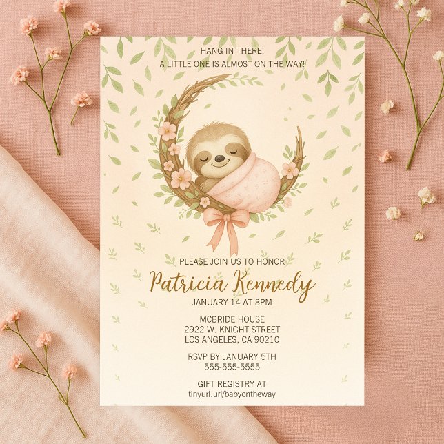 Mysiga småskogens babyskor från mamma till Sloth W Inbjudningar (Mom-to-be Cozy Sloth Woodland Baby Shower Invitation
)