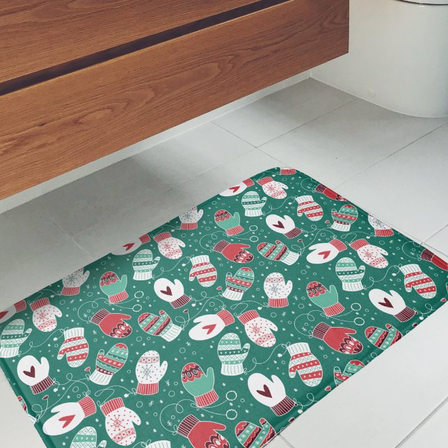 Mysiga vinterjulhelgen Mittens Mönster i Grönt Badrumsmatta (Winter Mittens Bath Mat)