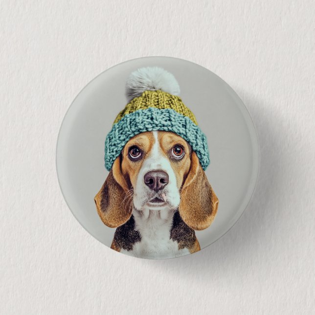 Mysigt Beagle i en Sticka Hat i vintern Knapp (Framsida)