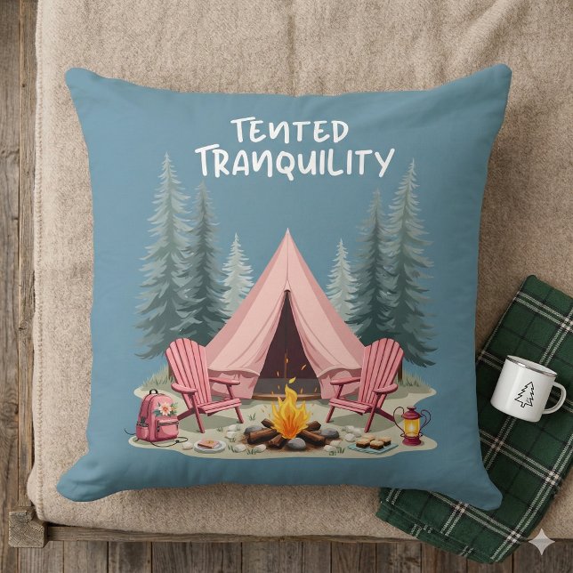 Mysigt Camping Aesthetic Glamping Tält & Campfire Kudde (Cozy Camping Aesthetic Glamping Tent & Campfire Throw Pillow Mockup A)