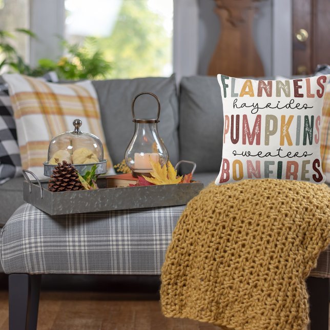 Mysigt Fall-dekorfärg, Pumpkin Patch Kudde (Flannels, Hayrides, pumkins, sweaters, and bonfires throw pillow)