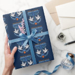 Mysigt Folk Art Hanukkah Menorah och Peace Dove Presentpapper<br><div class="desc">Den mysiga folkkonsten stil menorah och freden ger perfekt för en lycklig Hanukkah-firande. Traditionellt blått och vitt färg med grått-,  rött- och gult-accenter.</div>