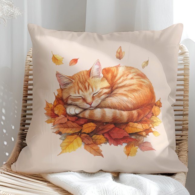 Mysigt  fyllning av sömningerlucka kudde (Cozy Sleeping Ginger Cat Terracotta Pillow on a sunny boho rattan chair.)